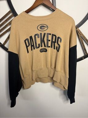 NFL Nike Packers Small Tan and Black Packers Crewneck Cropped Sweatshirt